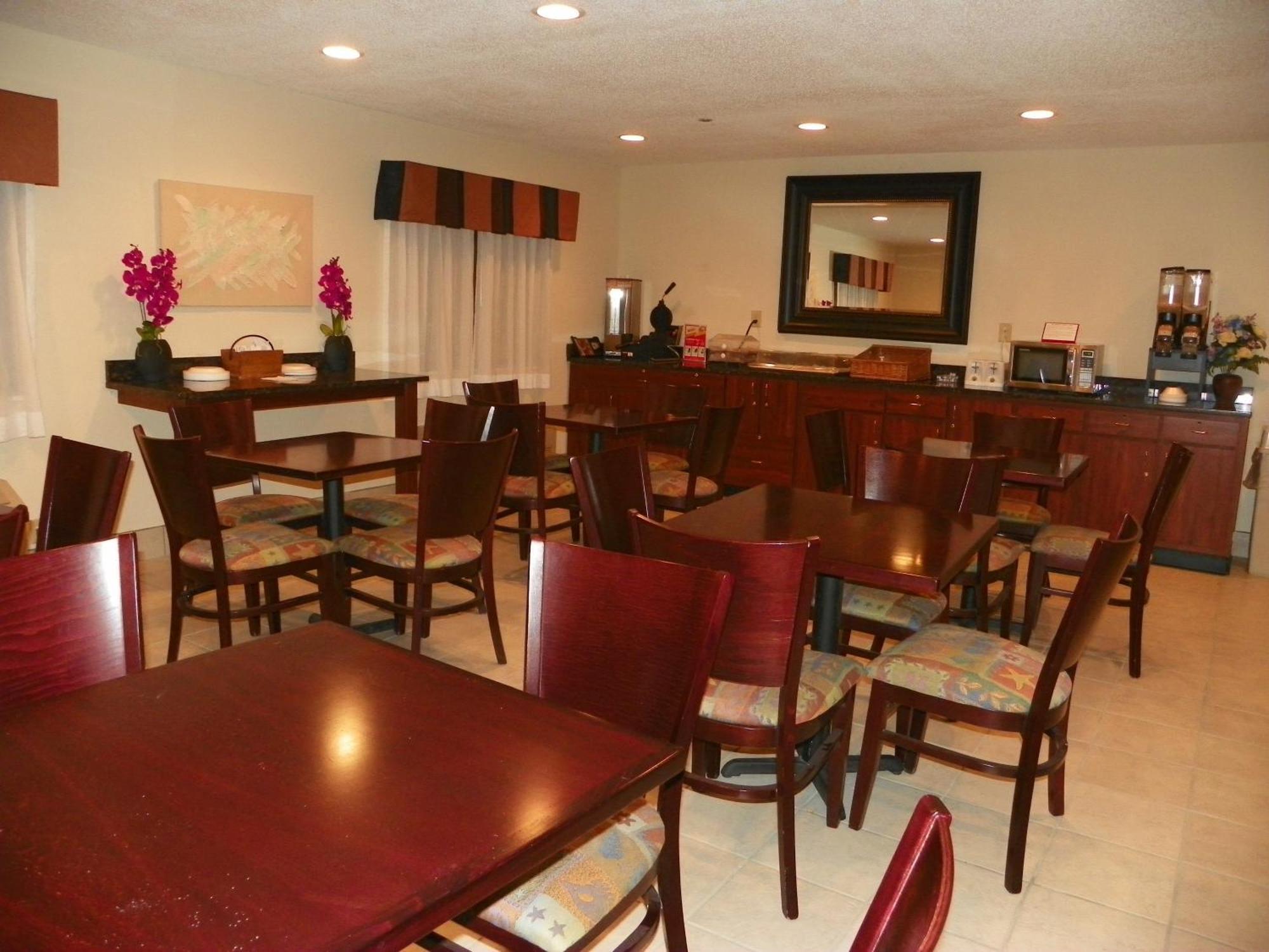 Royalton Inn & Suites Upper Sandusky Екстер'єр фото