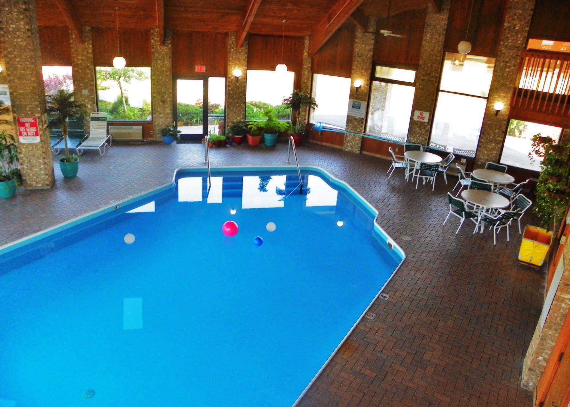 Royalton Inn & Suites Upper Sandusky Екстер'єр фото